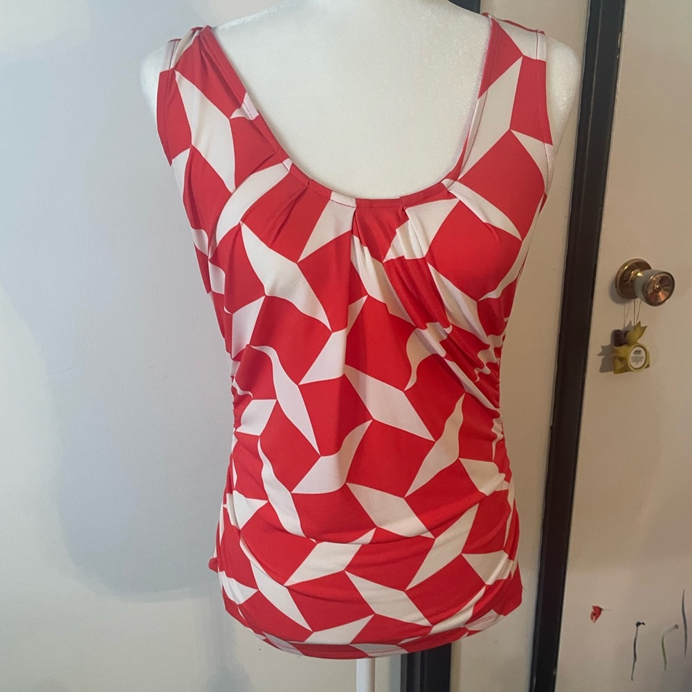 Salmon and white colored varying diamond pattern strech scoop neck tank top - Picture 2 of 8